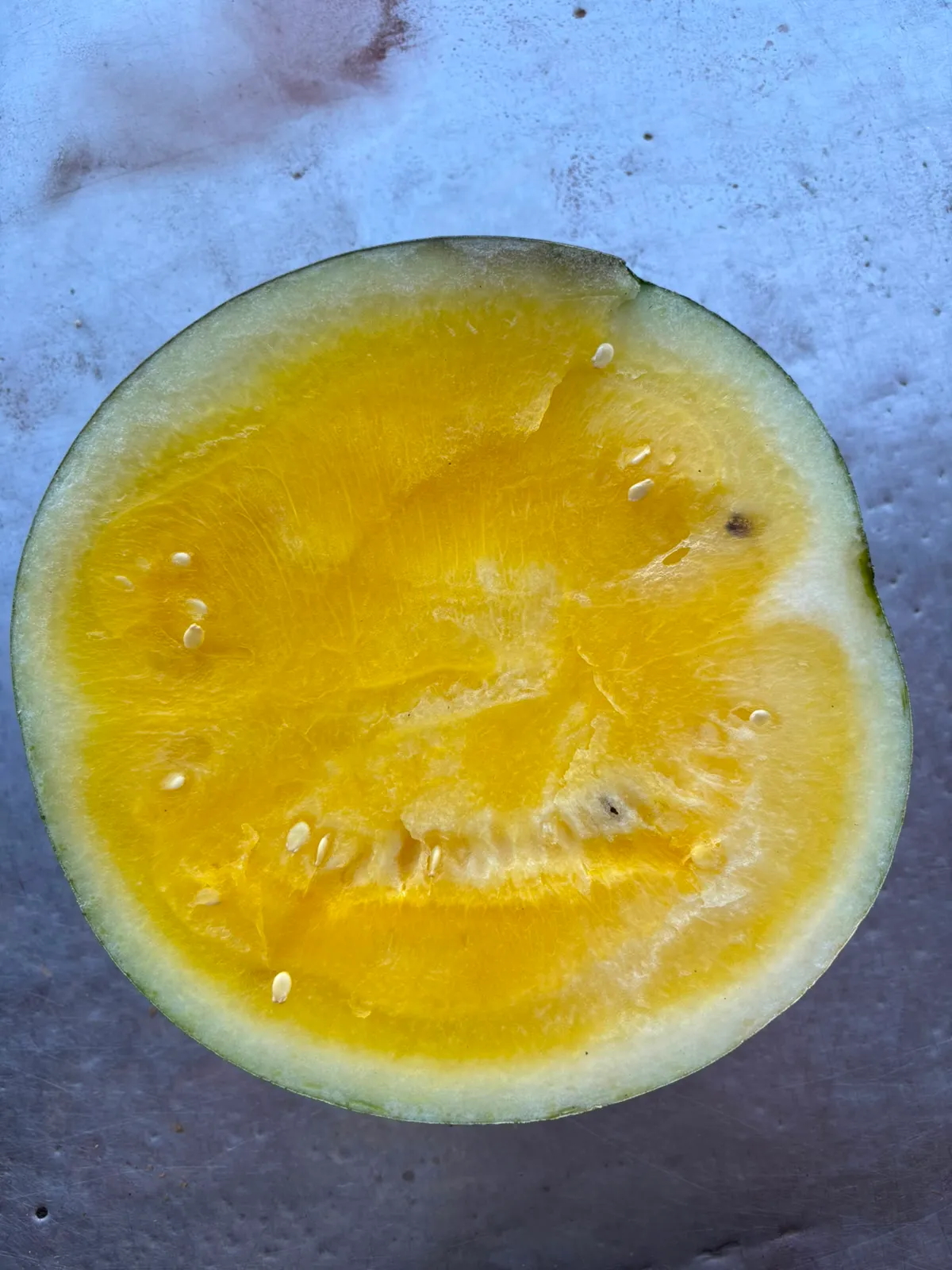 Sandía de pulpa amarilla cortada
