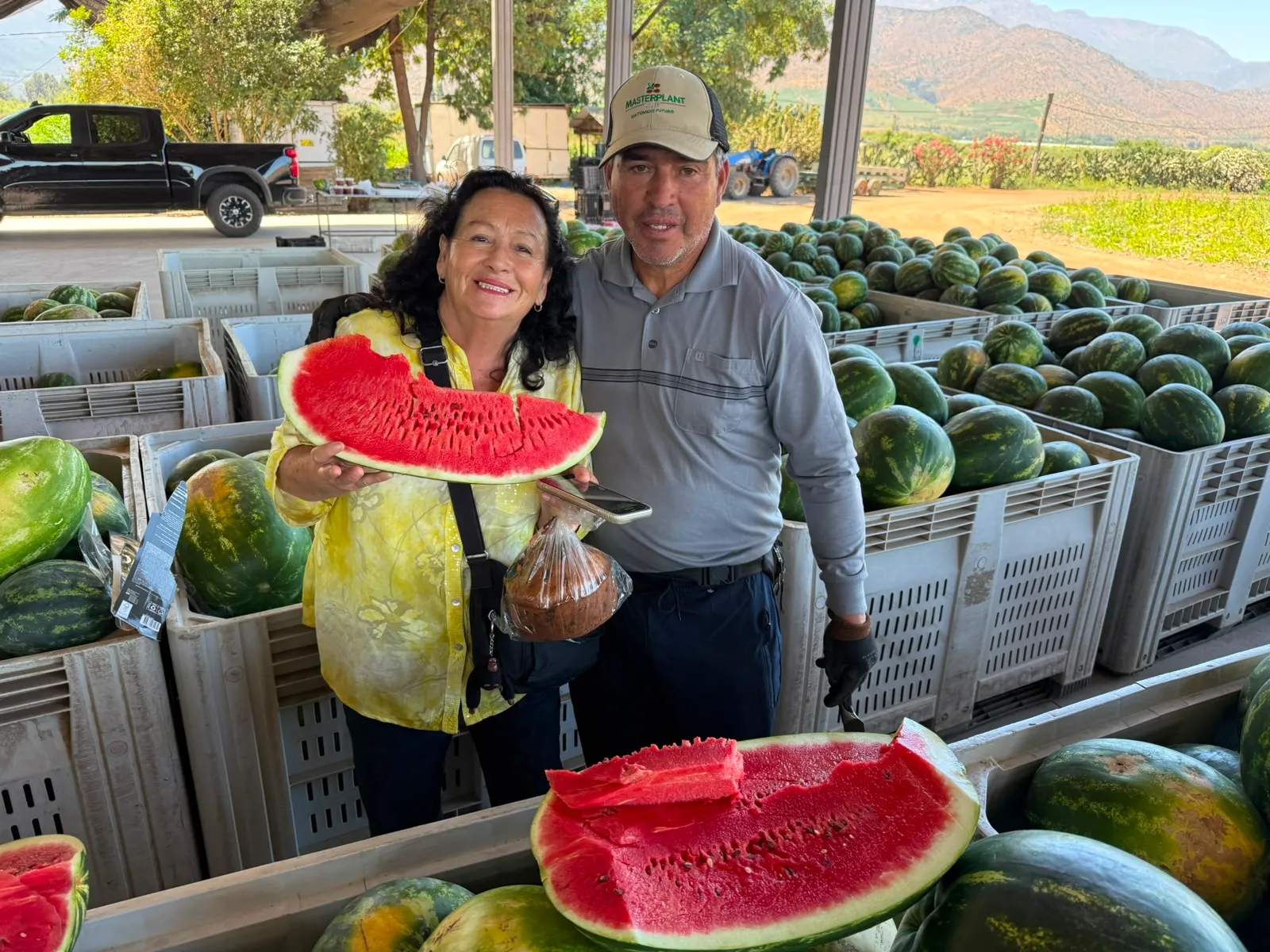 Clientes con tajadas de sandía junto a nuestro punto de venta en Paine